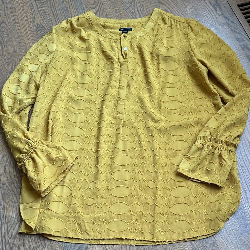 Ann Taylor Textured Mustard Yellow Long Sleeve Blouse Size Medium
